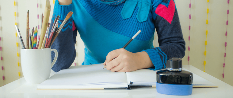 Enfant écrivant sur un cahier